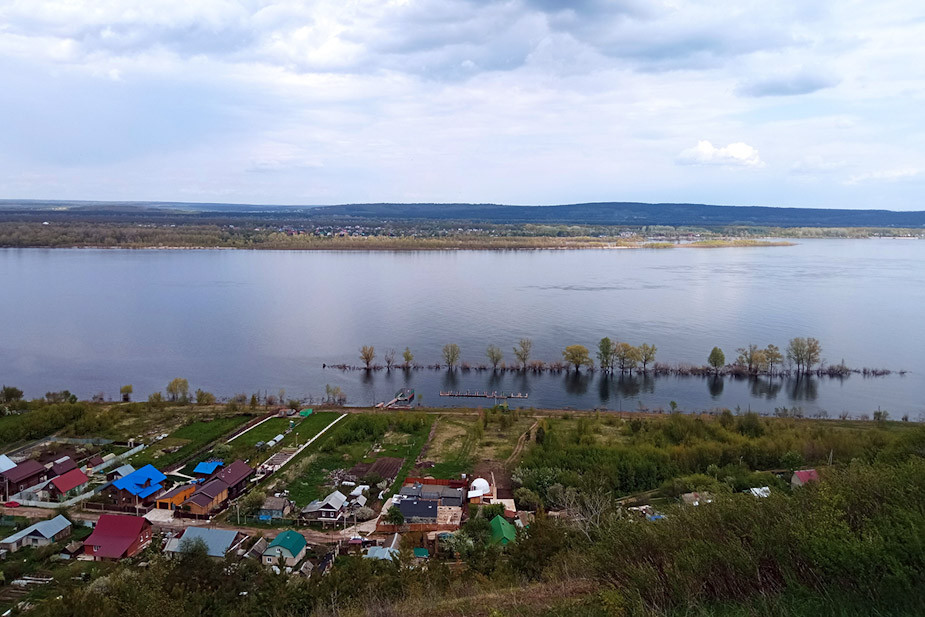 Вид с Монастырской горы на Волгу и Ширяево
