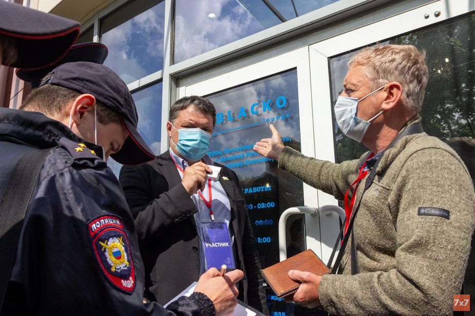 Виктор Шалякин общается с полицией