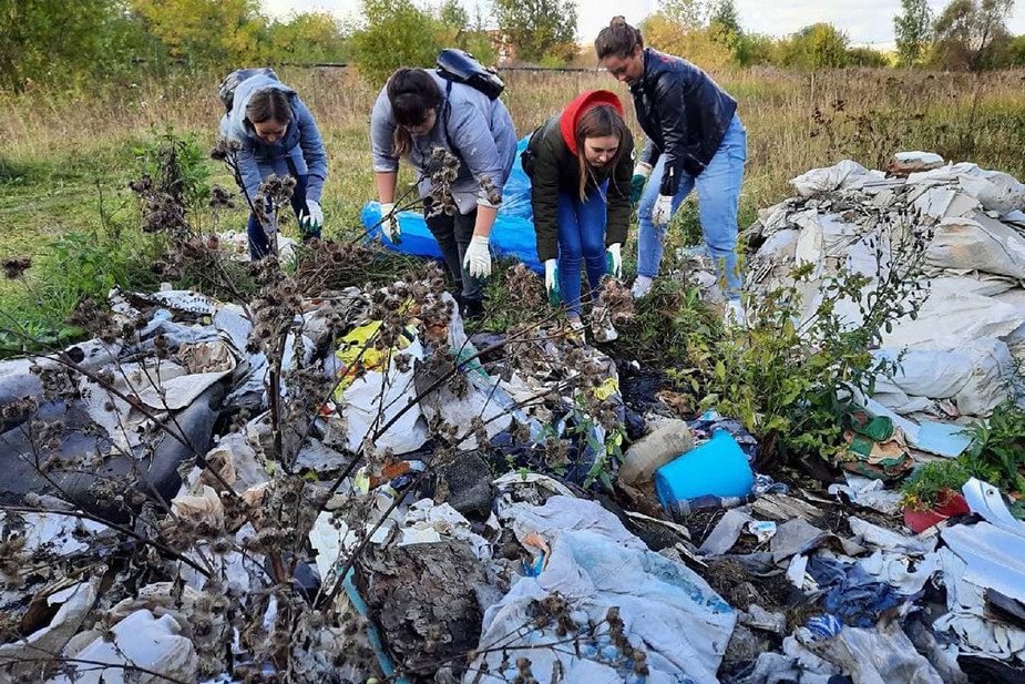 Волонтеры экоклуба в Глазове расчищают свалку. Фото: vk.com/greenglazov