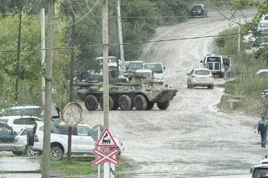 Вдоль трассы в город выставили военных и военную технику