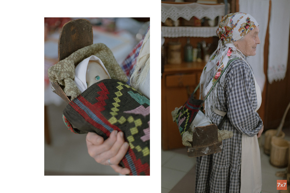 Слева: Галина Николаевна показывает люльку, в которой носила ребенка, справа: Граня Ивановна с люлькой