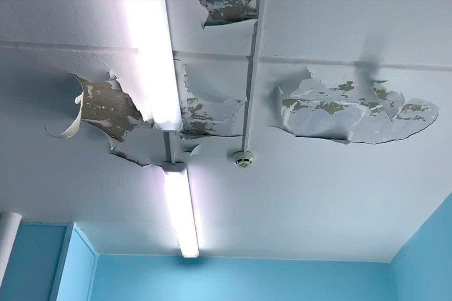 Потолок в помещении роддома, где отказались работать лаборанты