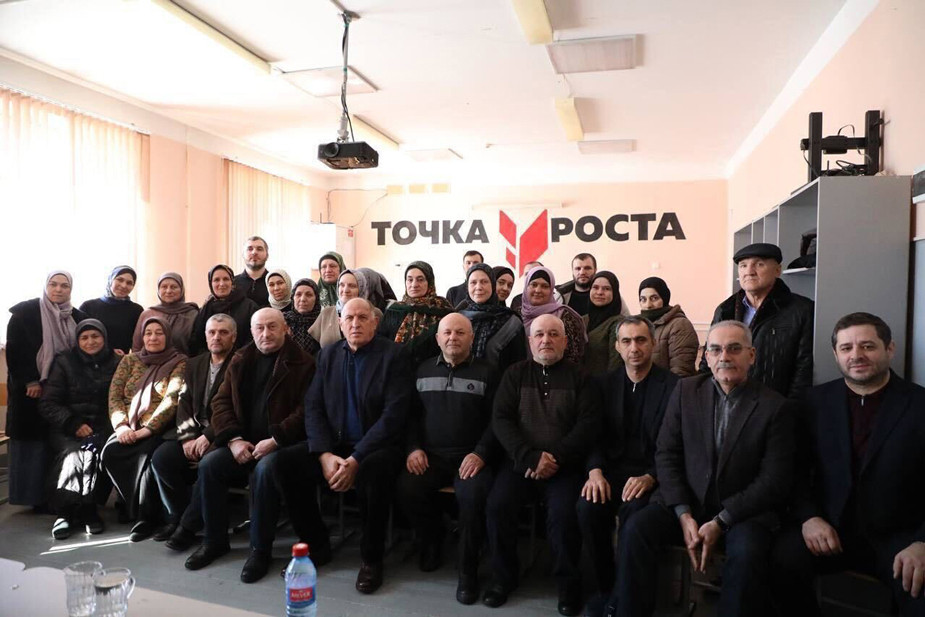 Коллектив сельской школы с директором Магомедрасулом Исаковым, 22 февраля 2025 года. Фото жителей села Хубар