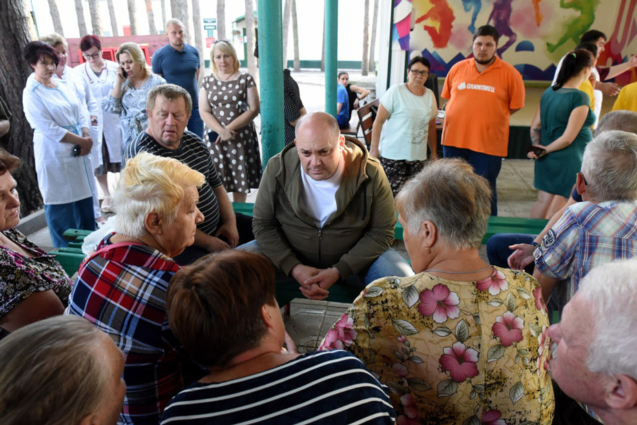 Врио губернатора Курской области Алексей Смирнов в пункте временного размещения беженцев, 19 августа 2024 года