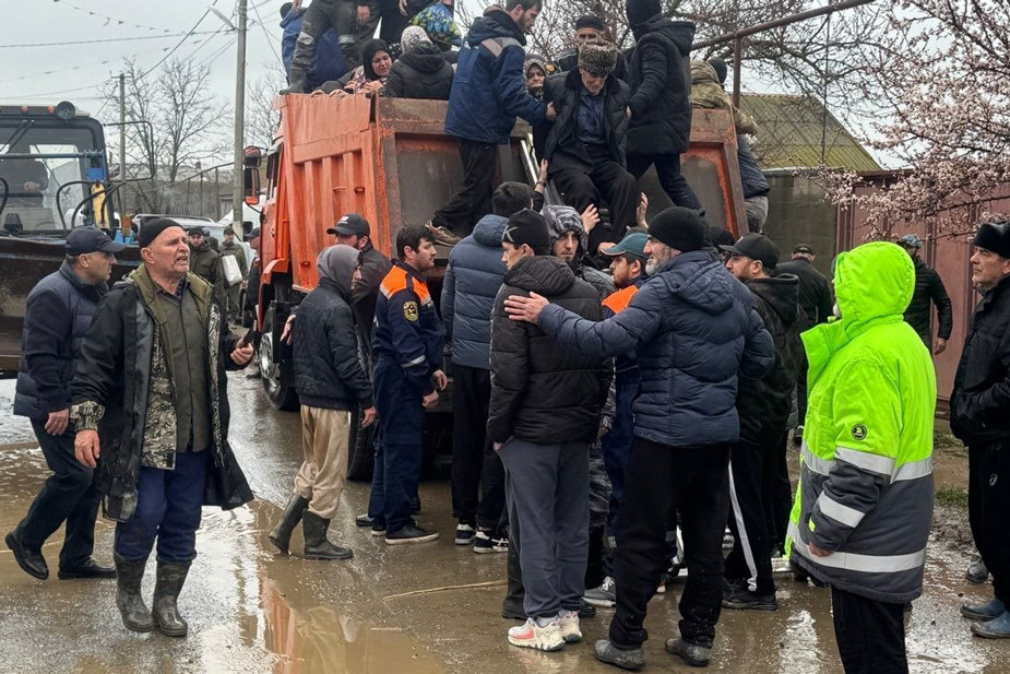 Эвакуация жителей, пострадавших от ливней в Дагестане. Фото: телеграм-канал МЧС Дагестана