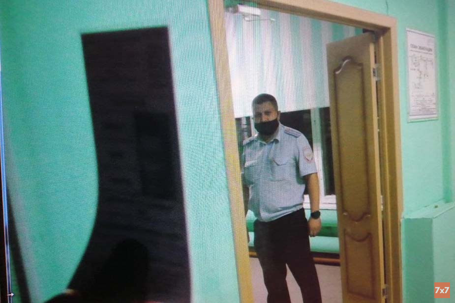 Евгений Малышев показывает полицейскому удостоверение журналиста