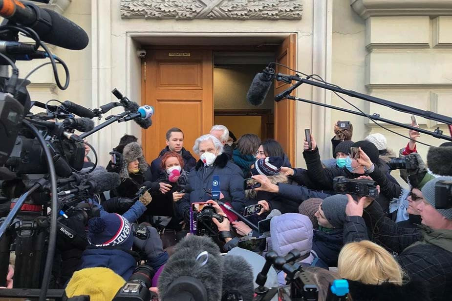 Адвокат «Мемориала»* Генри Резник после заседания Верховного суда