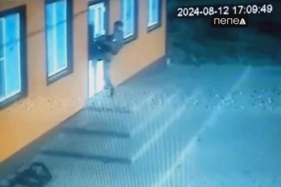 Военный грабит магазин детской одежды в поселке Коренево, Курская область, август 2024 года. Фото: «Пепел». Источник: https://t.me/kurpepel/522