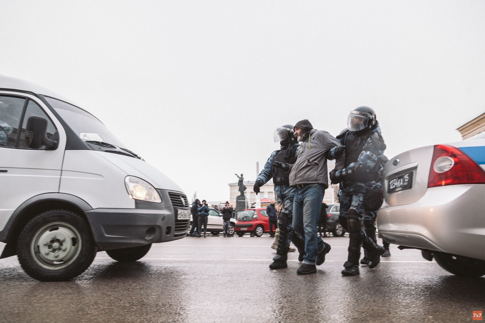 Задержание участника несогласованной акции в Воронеже. Фото Сергея Федулова