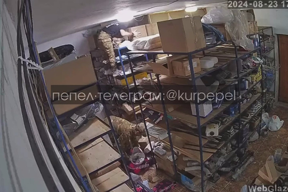 Военные грабят склад Wildberries в селе Званное Глушковского района, Курская область, август 2024 года. Фото: «Пепел». Источник: https://t.me/kurpepel/430