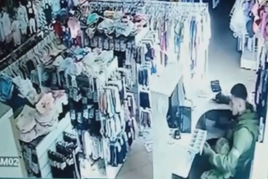 Военный грабит магазин детской одежды в поселке Коренево, Курская область, август 2024 года. Фото: «Пепел». Источник: https://t.me/kurpepel/522