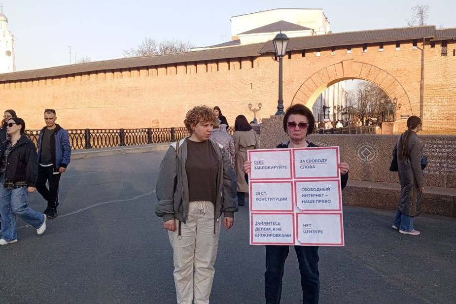 Одиночный пикет против блокировок и цензуры в интернете в Великом Новгороде, 29 марта 2026 года. Фото: Штаб Надеждина в Великом Новгороде
