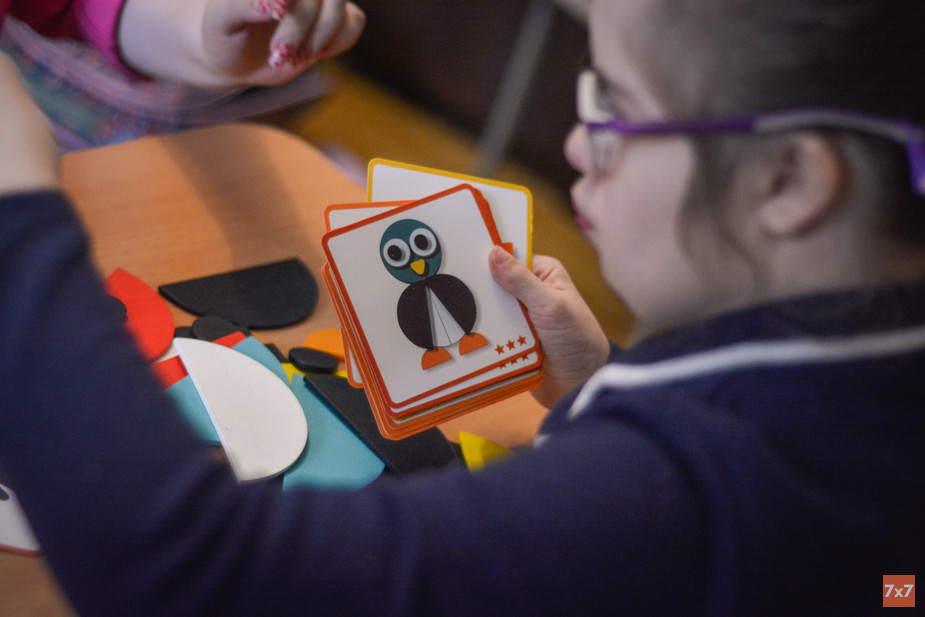 Даша собирает из деревянных фигур зверей с картинок