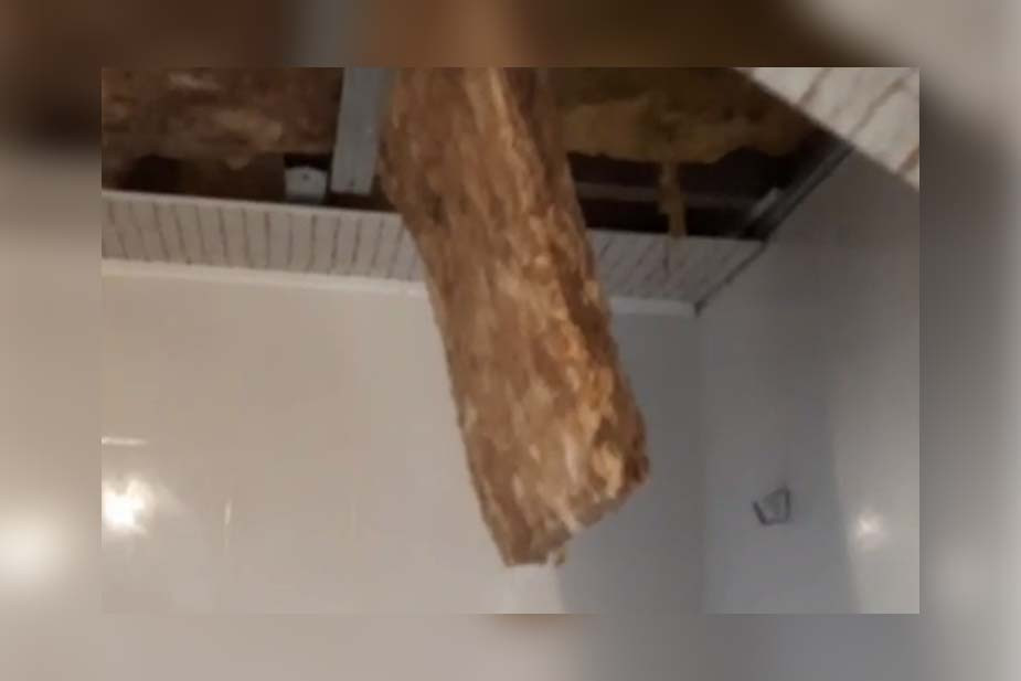 Последствия взрывов 9 августа: потолок в туалете дома, где Фетисовы жили в Новофедоровке