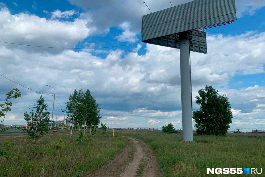 Пустой баннер после снятия рекламы ЧВК в Омске. Фото издания «NGS55.ru»: https://ngs55.ru/text/politics/2023/06/24/72431381/