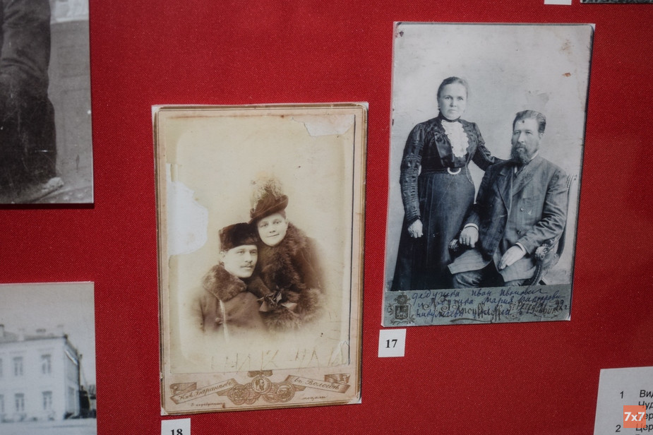 Экспозиция в Усть-Кубинском краеведческом музее. Справа - Иван Никуличев с женой Марией. Слева - его сын Василий с женой Верой