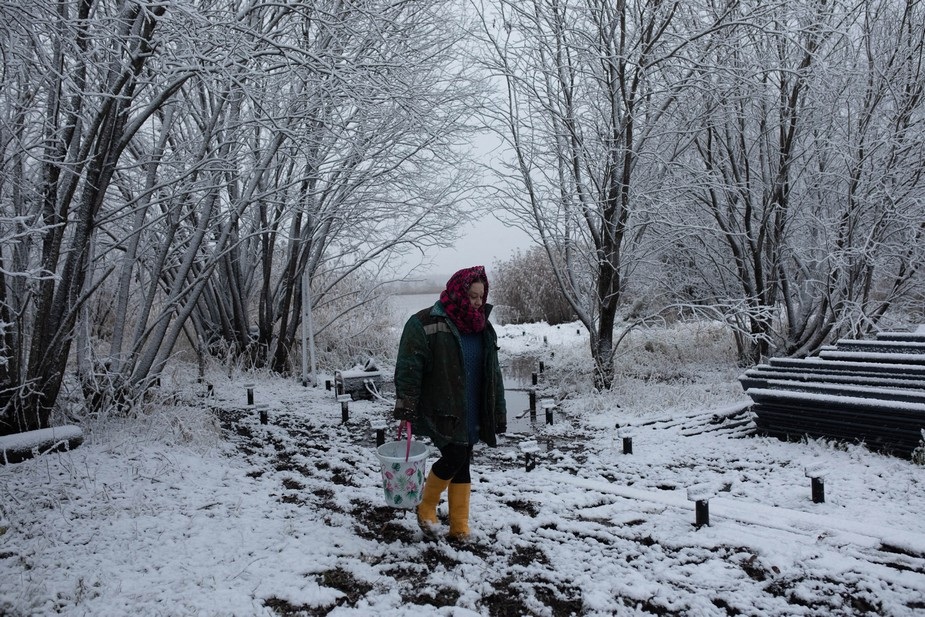 Анна несет воду из озера