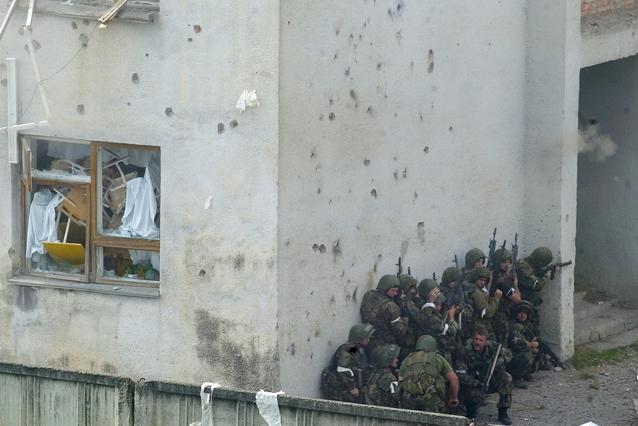 Группа спецназа готовится к штурму школы в Беслане, 3 сентября 2004 года