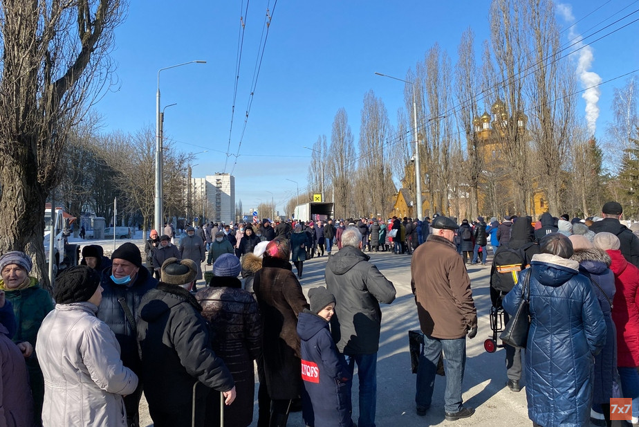 Белгородцы в очереди за сахаром на ярмарке 19 марта 2022 года. Фото Андрея Шилина