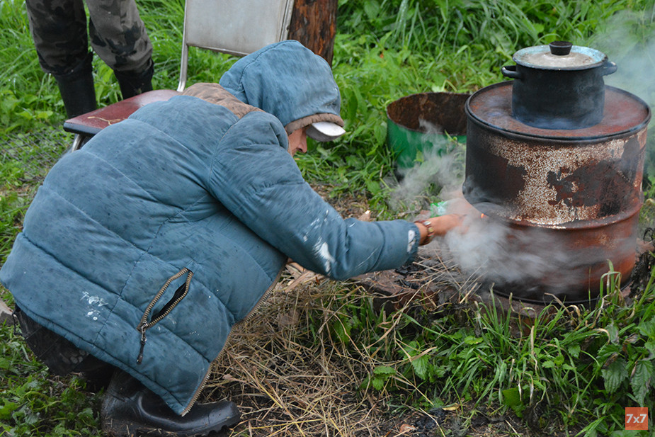 Бочка, на которой волонтеры готовят еду