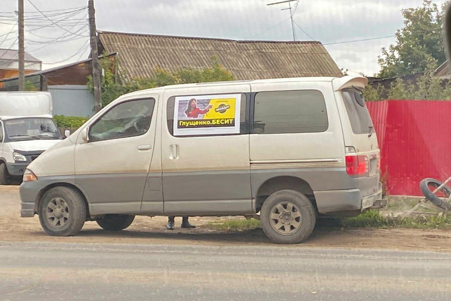 Машина депутата, с которой полицейские сняли агитацию в день выборов