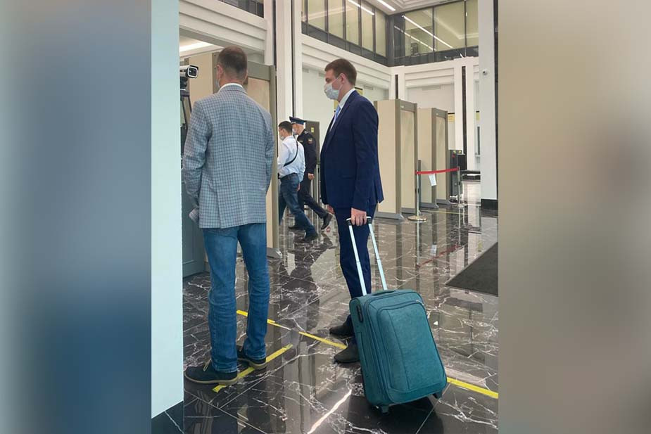 Адвокаты Иван Павлов и Антон Голубев перед судом, где рассматривалась апелляция по делу о признании ФБК* экстремистской организацией. В чемодане — ходатайства защиты