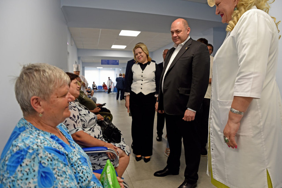 Алексей Смирнов общается с пациентами в районной больнице Курска
