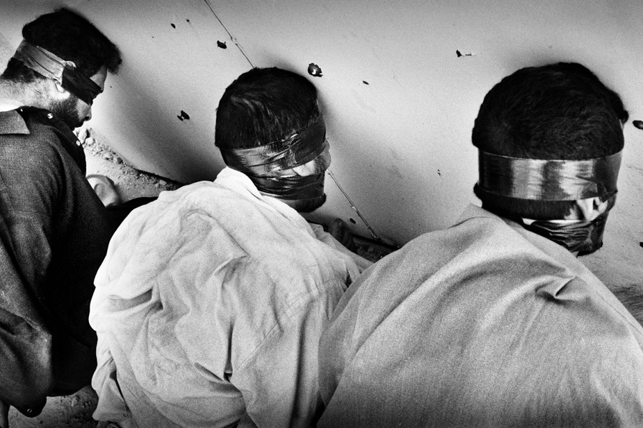 Иракцы, задержанные американскими морскими пехотинцами в Эль-Фаллудже. Ирак, 19 ноября 2004 года