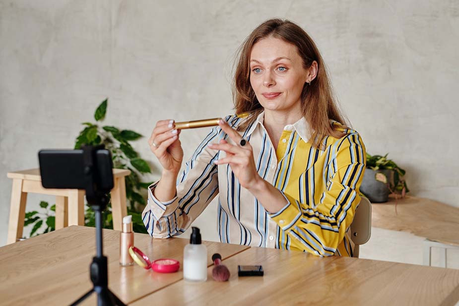 Рекламодатели заказывают размещение даже у небольших блогеров с аудиторией от 1 тыс. подписчиков. Это работает, потому что у таких инфлюенсеров сильная связь с аудиторией — люди доверяют им