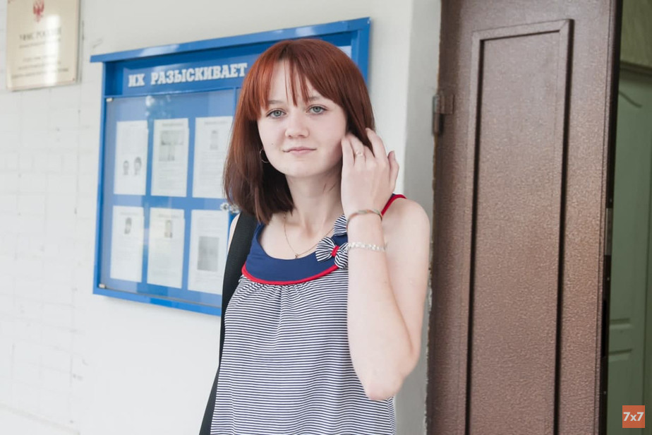 Юлиана Гурская выходит из полиции после допроса. 2012 год