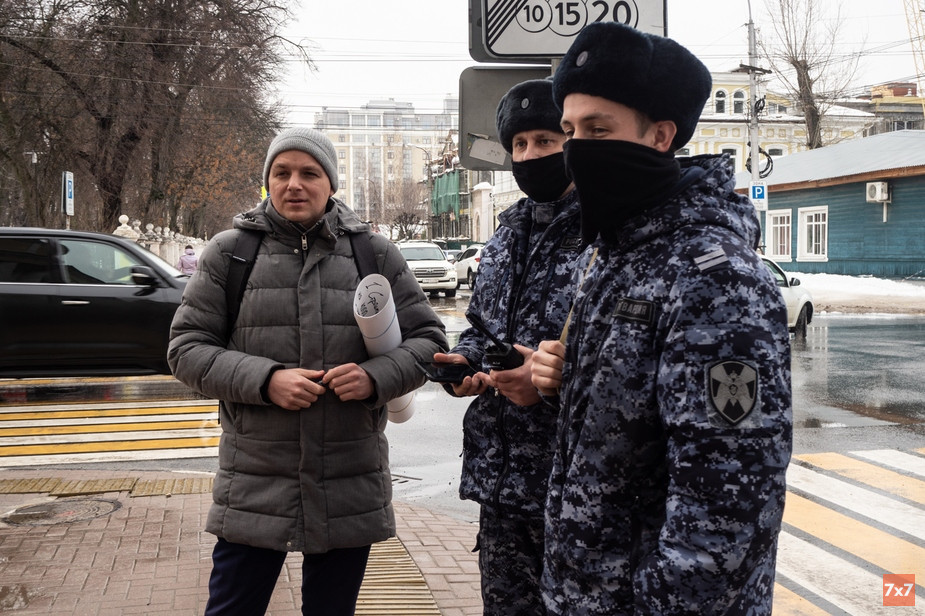 Юрий Корецких и сотрудники Росгвардии. Фото Екатерины Вулих