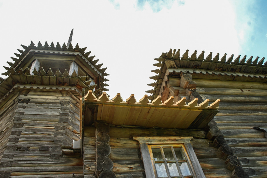 Обновленная кровля трапезной 