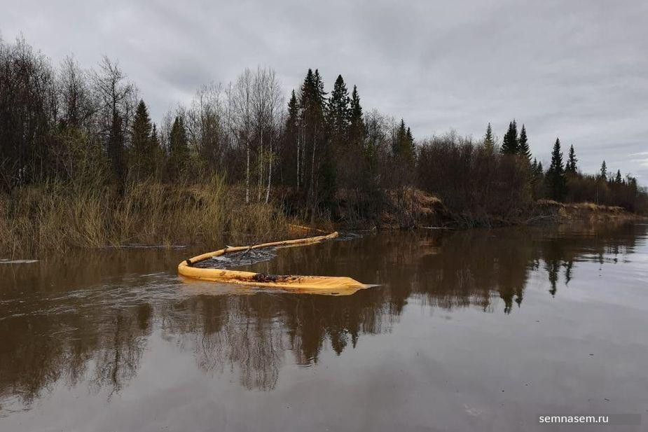 Oil gathering at the Kolva river’s mouth, morning of May 16, 2021