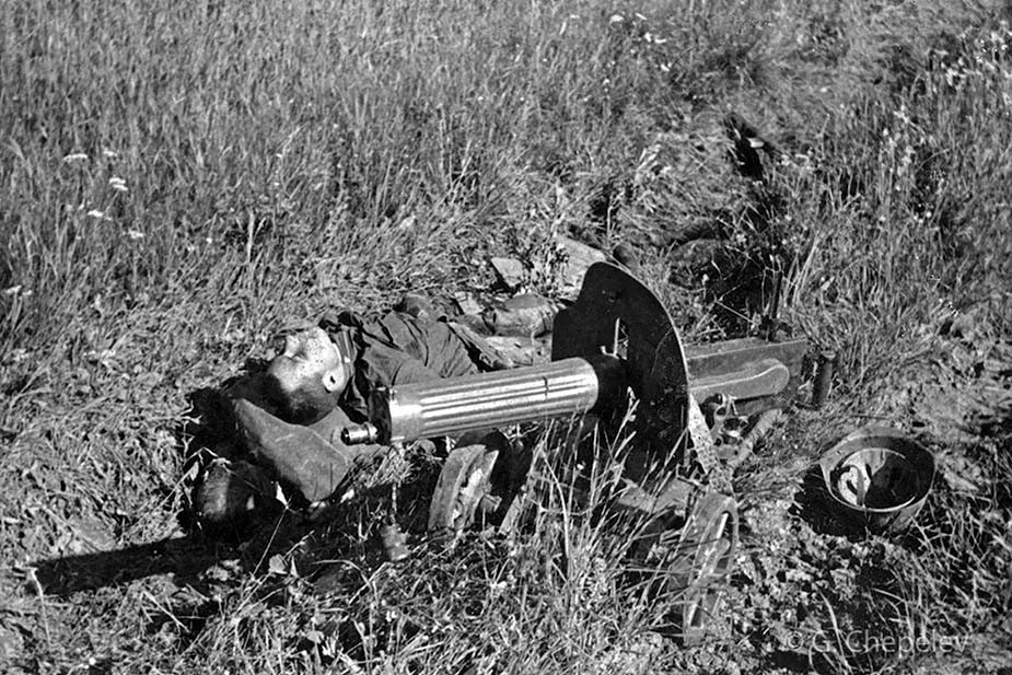 Некоторые фотографы запечатлели сопротивление советских солдат, оказавшись в непосредственной близости от них