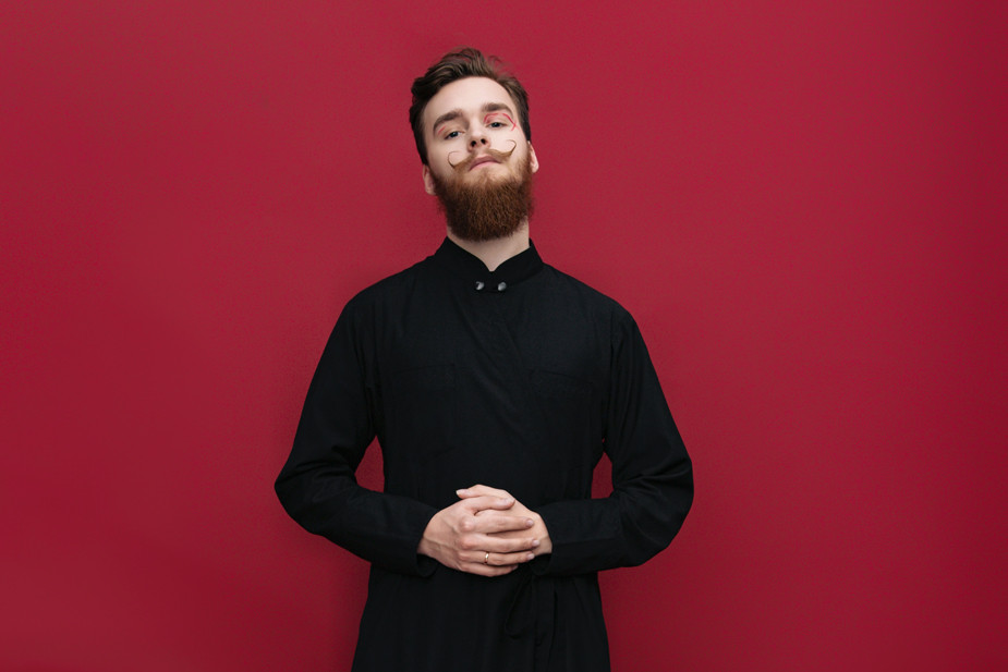 Василий учится в аспирантуре и пишет диссертацию про молитвы. Но в церковь пока не ходит, потому что ему не нравится провоенная риторика РПЦ