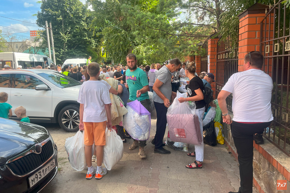 Многие беженцы приезжали к «Дому добрых дел» в Курске за постельными принадлежностями. Фото «7х7»