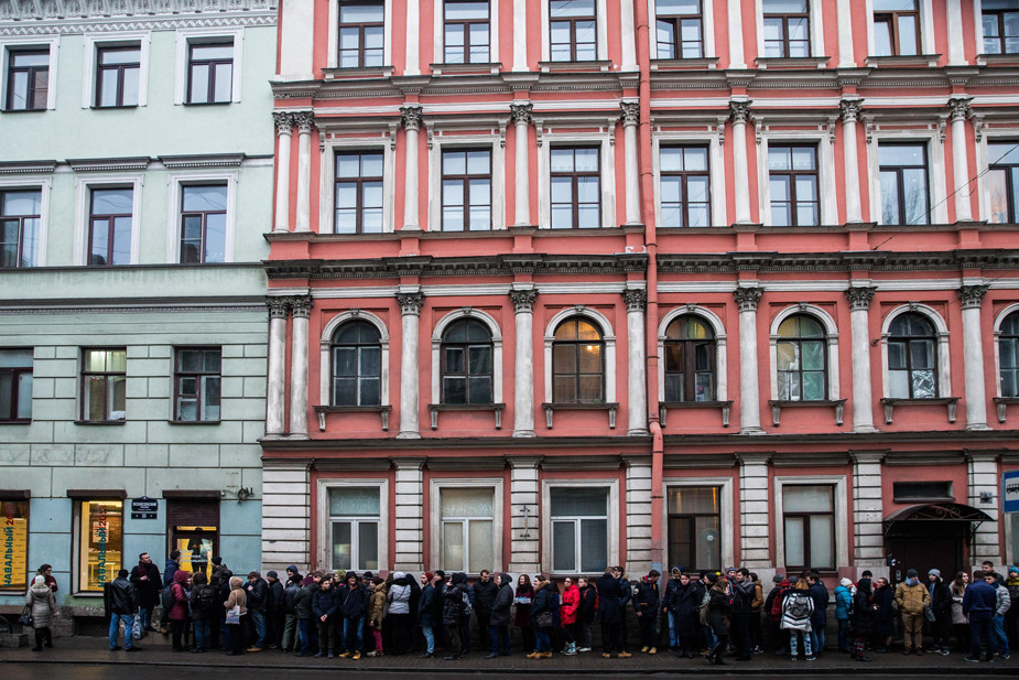 Очередь у штаба Навального в Санкт-Петербурге в день открытия, 4 февраля 2017 года
