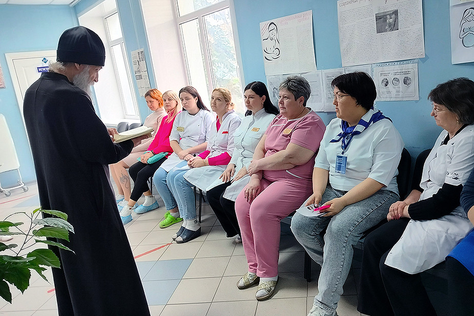 Настоятель Храма преображения Господня Отец Евгений рассказывает сотрудницам больницы о ценностях семейных взаимоотношений