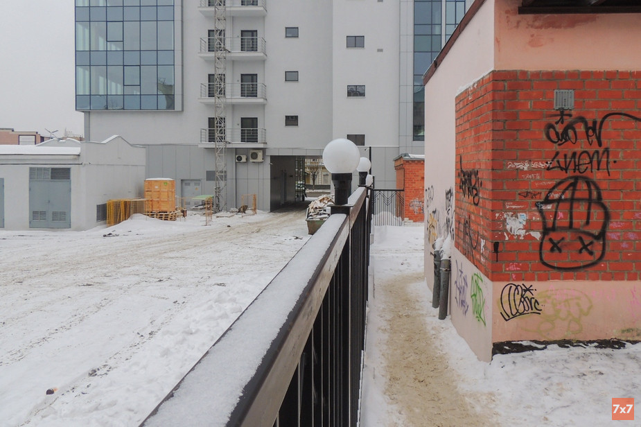 Проход у бизнес-центра «Атриум»