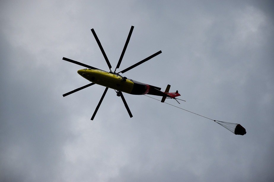 Вертолет с водосливным устройством для  тушения пожаров