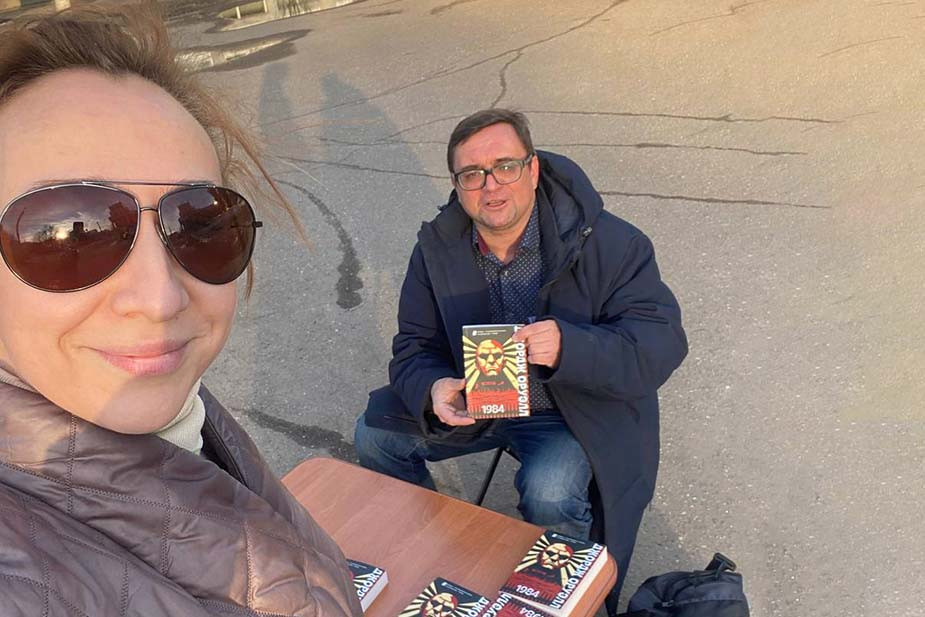 Полицейские ни разу не подошли к ивановским активистам, когда они раздавали книги на улицах