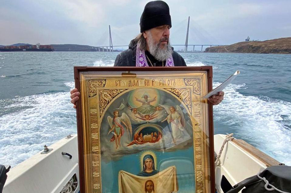 Священик молится об избавлении от коронавирусной инфекции, Владивосток, 3 апреля 2020 года. Фото: Владивостокская епархия