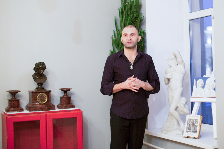 Петр Воскресенский с экспонатами квир-музея. Фото из личного архива героя