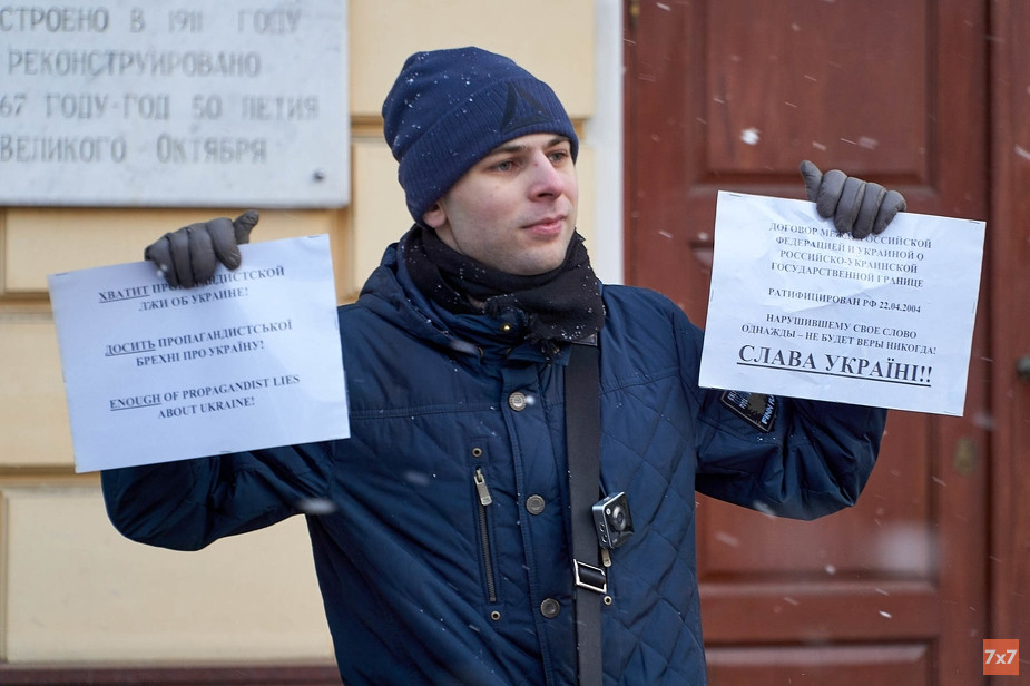 Малинин с плакатами у театра