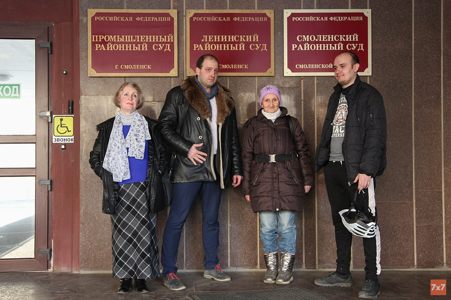 Татьяна Пришанова с друзьями у здания суда