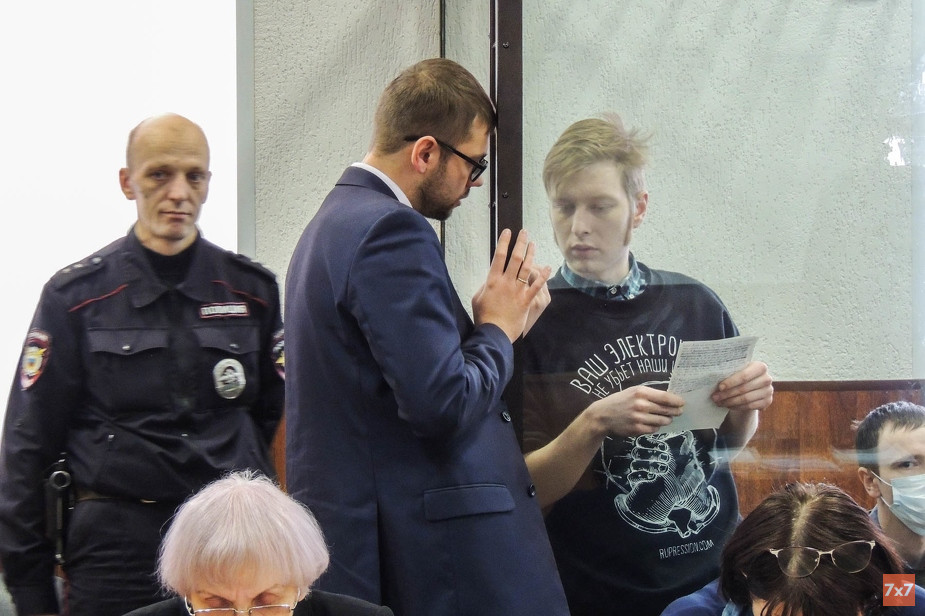 Адвокат Константин Карташов и подсудимый Максим Иванкин