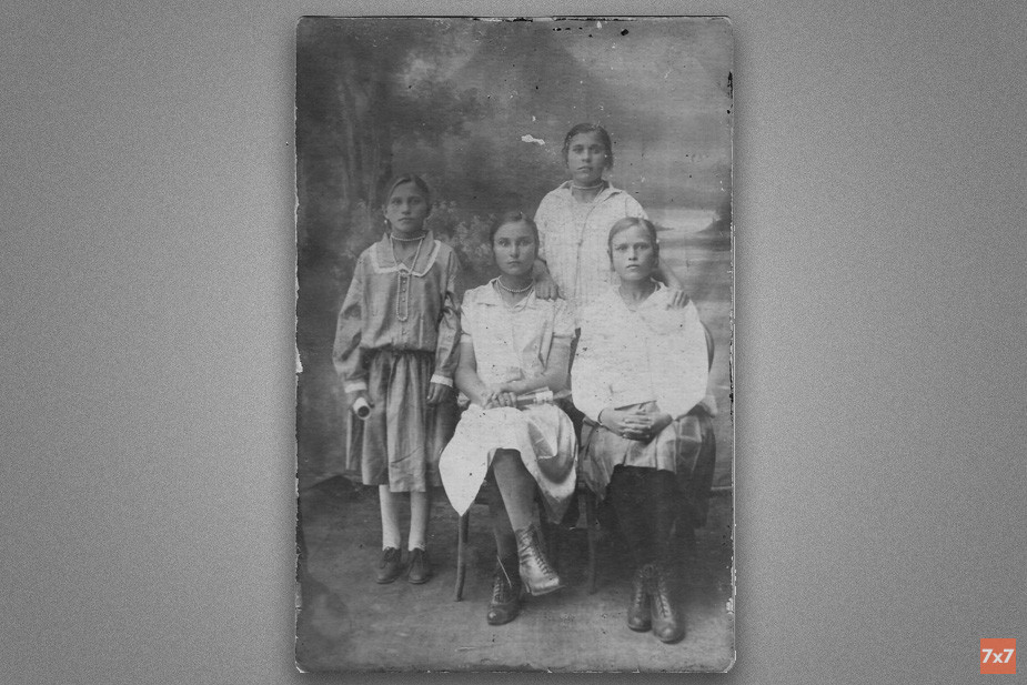 Сёстры Мартыновы после возвращения в родное село из ссылки 1936 год