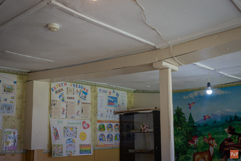 Балки подпирают потолки в корпусе младшеклассников