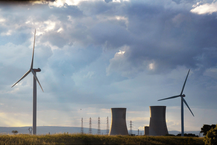 Ветряки на фоне атомной электростанции Трикастен, Франция, 13 мая 2017 года. Фото: Jeanne Menjoulet / Flickr (CC BY 2.0)