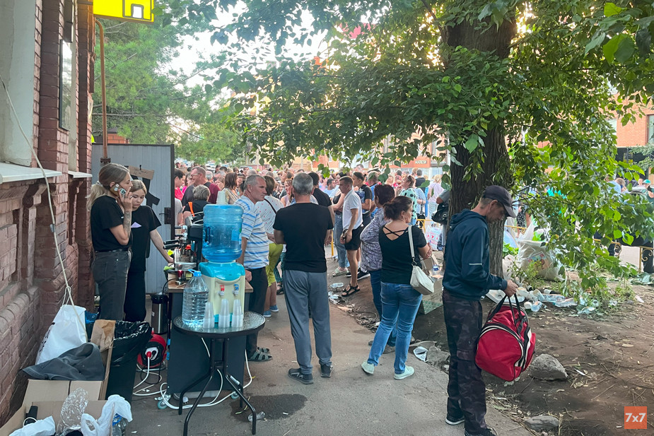 Возле «Дома добрых дел» в Курске волонтеры кормили людей, наливали воду и кофе. Фото «7х7»